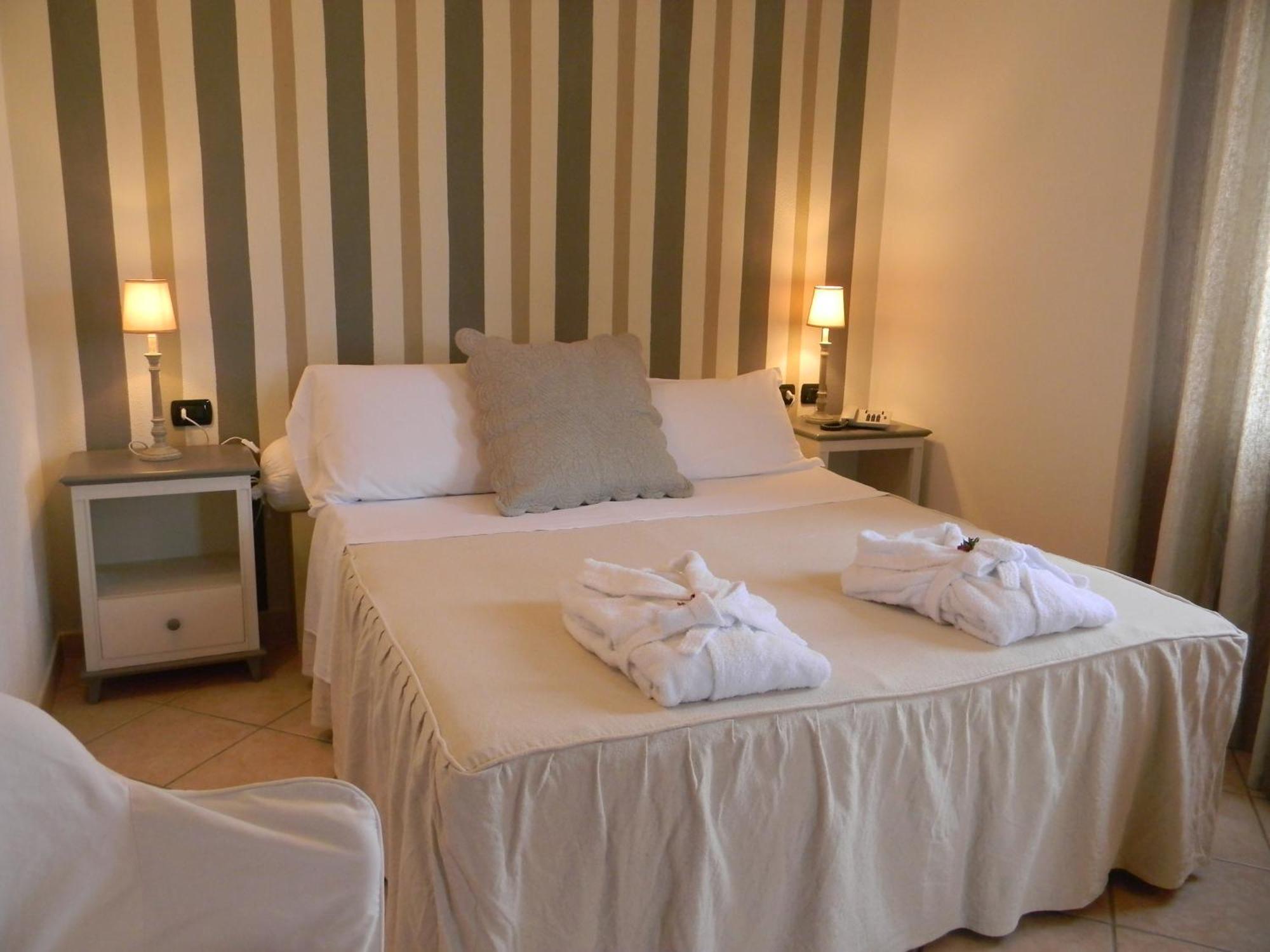 Гостьовий будинок Relais Fenicottero Rosa Порто-Таверна Екстер'єр фото